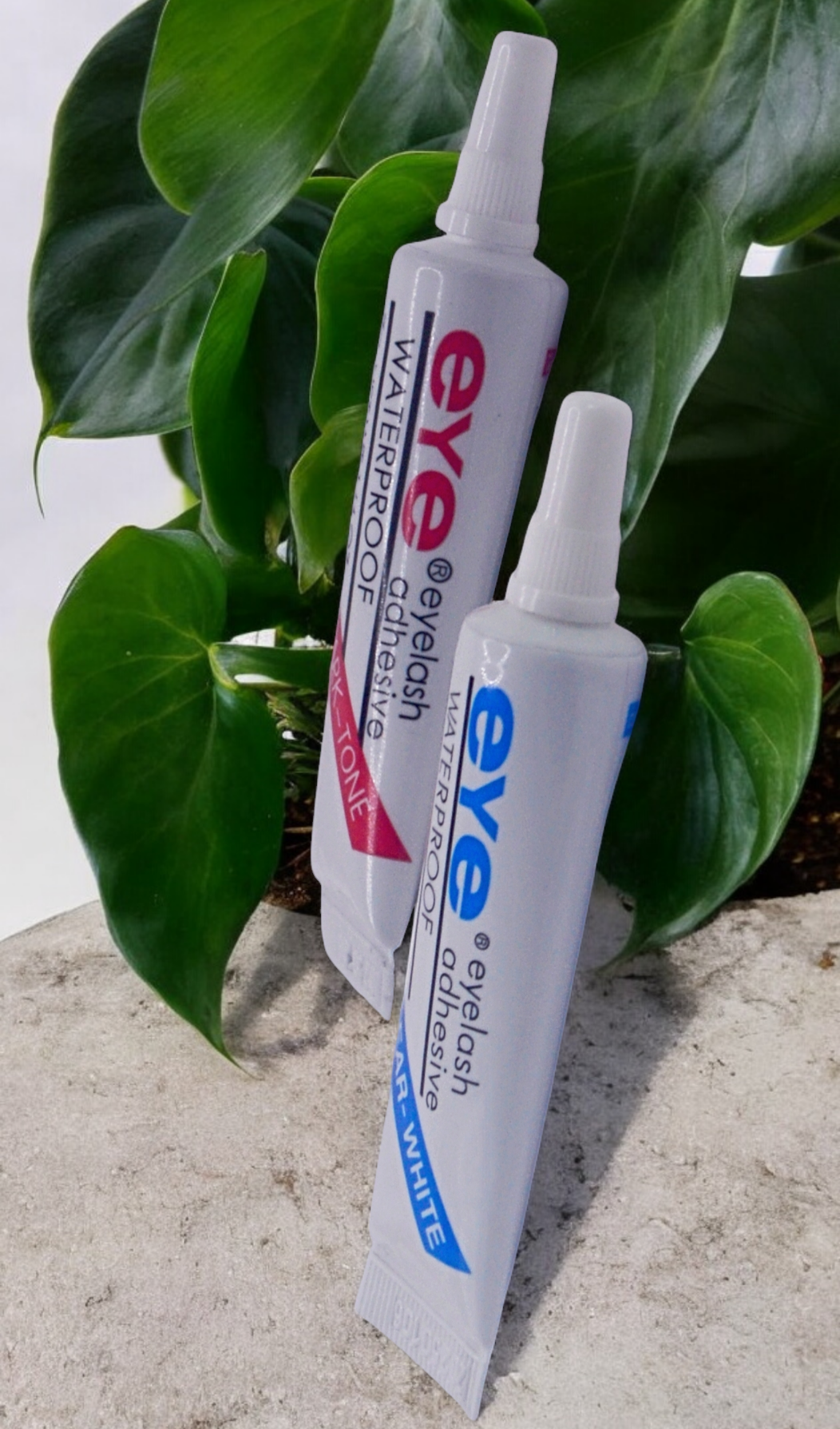 Premium Eyelash Glue – Hypoallergenic, Latex-Free, Quick-Drying, Long-Lasting Hold for Sensitive Eyes | Professional-Grade Formula | Includes 1 x Eyelash Glue